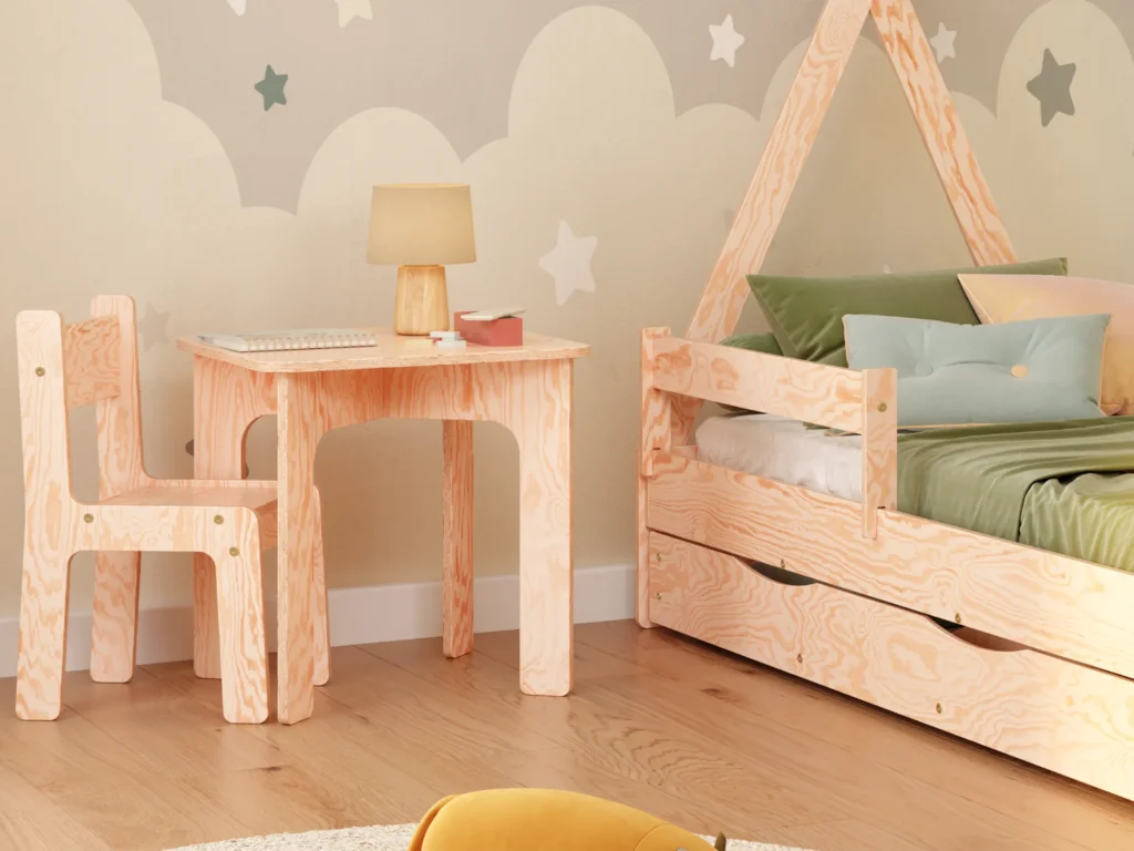 Chaise et table TABKR en contreplaqué de pin naturel Montessori dans la chambre d’enfant.