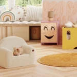 Fauteuil enfant en mousse recouvert d'un tissu agréable de couleur écru