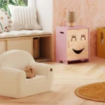 Fauteuil enfant en mousse recouvert d'un tissu agréable de couleur écru