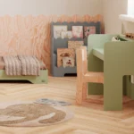Bureau enfant MIMI BRK vert en contreplaqué naturel dans une chambre d’enfant, avec chaise et fournitures.