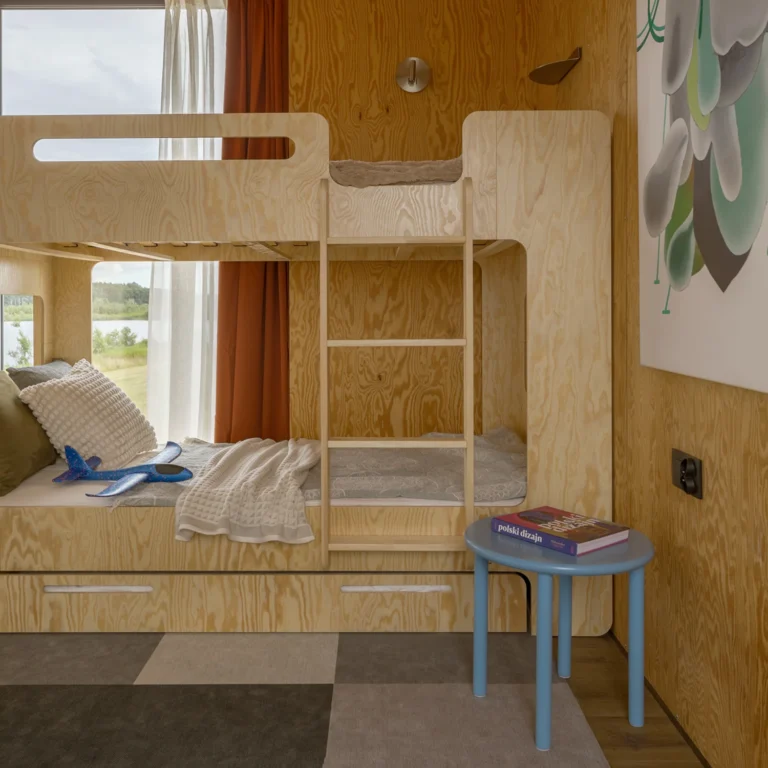 Lit superposé en bois fabriqué en contreplaqué de pin couleur naturel avec échelle à droite et tiroir coulissant