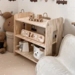 Étagère pour enfants en bois avec trois tablettes fabriquée en contreplaqué de pin dans une chambre d’enfant