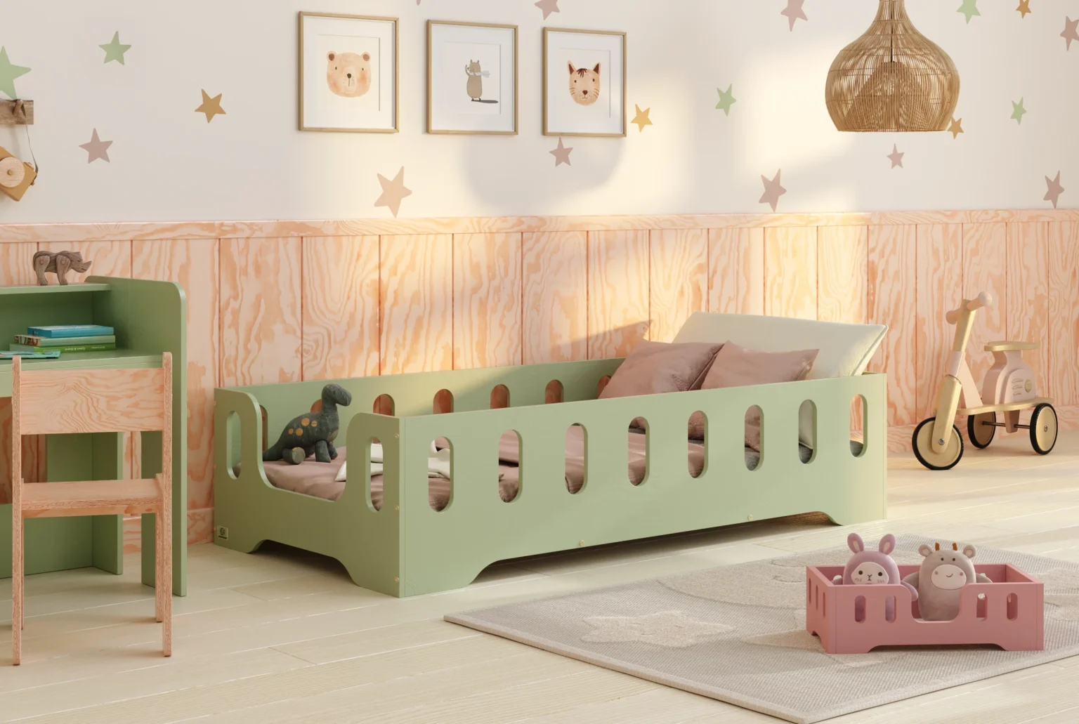 Lit enfant Montessori Tila 2 vert avec entrée latérale et barrière ajourée dans une chambre d'enfant