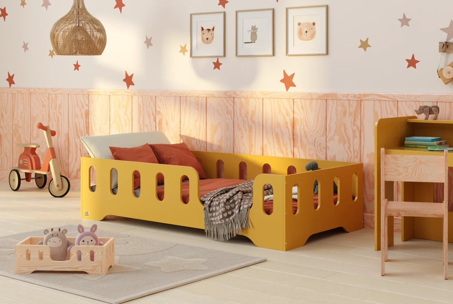 Lit enfant Montessori Tila 2 cachemire avec entrée à droite et barrière ajourée dans une chambre