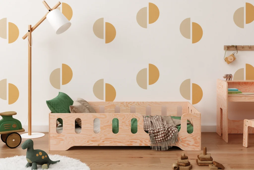 Lit en bois fabriqué en contreplaqué de pin de couleur bois naturel avec une entrée sur le côté droit