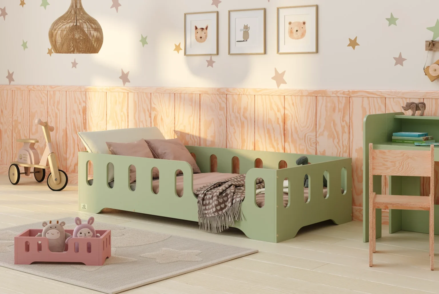 Lit enfant Montessori Tila 2 vert avec entrée à droite et barrière ajourée dans une chambre