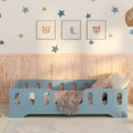 Lit en bois fabriqué en contreplaqué de pin de couleur bleue avec une entrée centrale