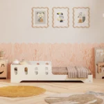 Lit en bois fabriqué en contreplaqué de pin couleur blanc avec une barrière à ouvertures