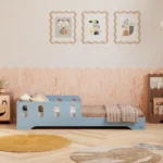 Lit en bois fabriqué en contreplaqué de pin couleur bleu avec une barrière à ouvertures
