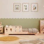Lit en bois fabriqué en contreplaqué de pin couleur bois naturel avec une barrière à ouvertures