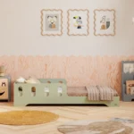 Lit en bois fabriqué en contreplaqué de pin couleur vert avec une barrière à ouvertures