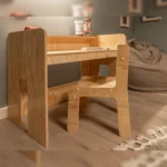 Ensemble bureau et chaise en bois naturel pour enfant, inspiration style Montessori pour chambre enfant.