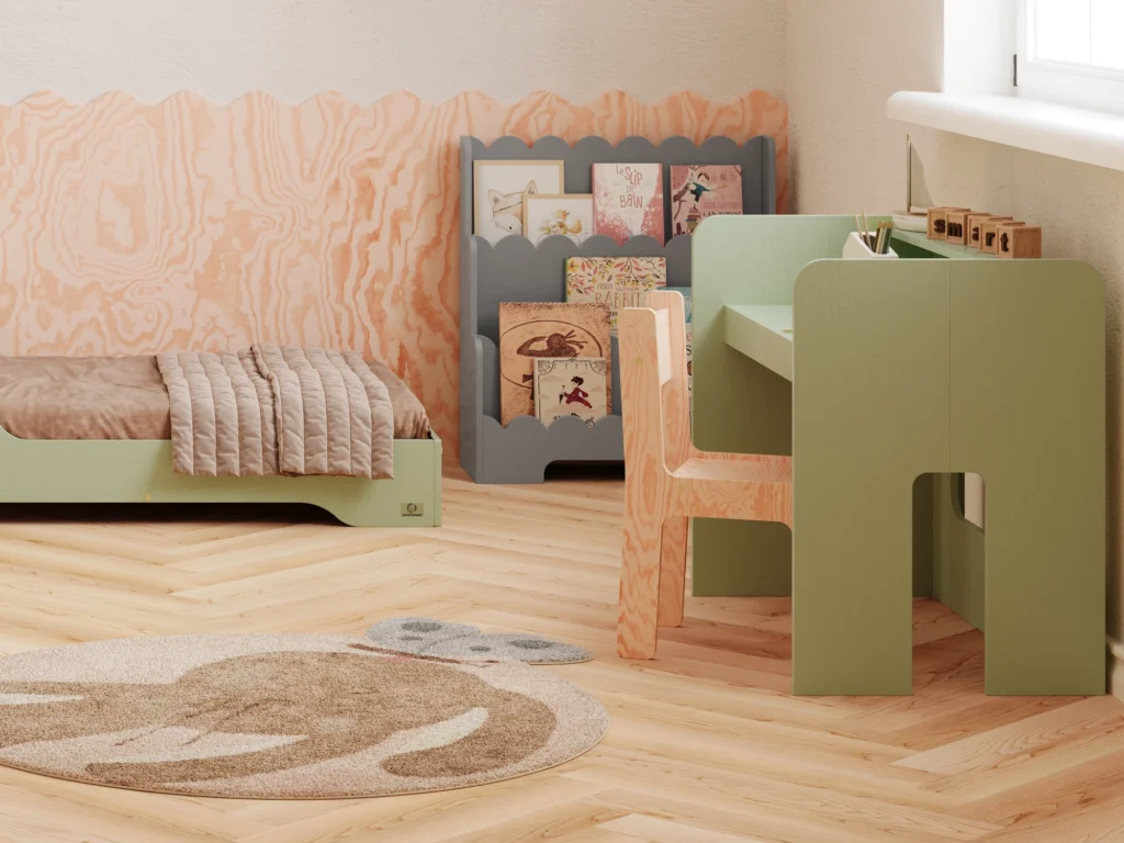 Bureau enfant MIMI BRK vert en contreplaqué naturel dans une chambre d’enfant, avec chaise et fournitures.