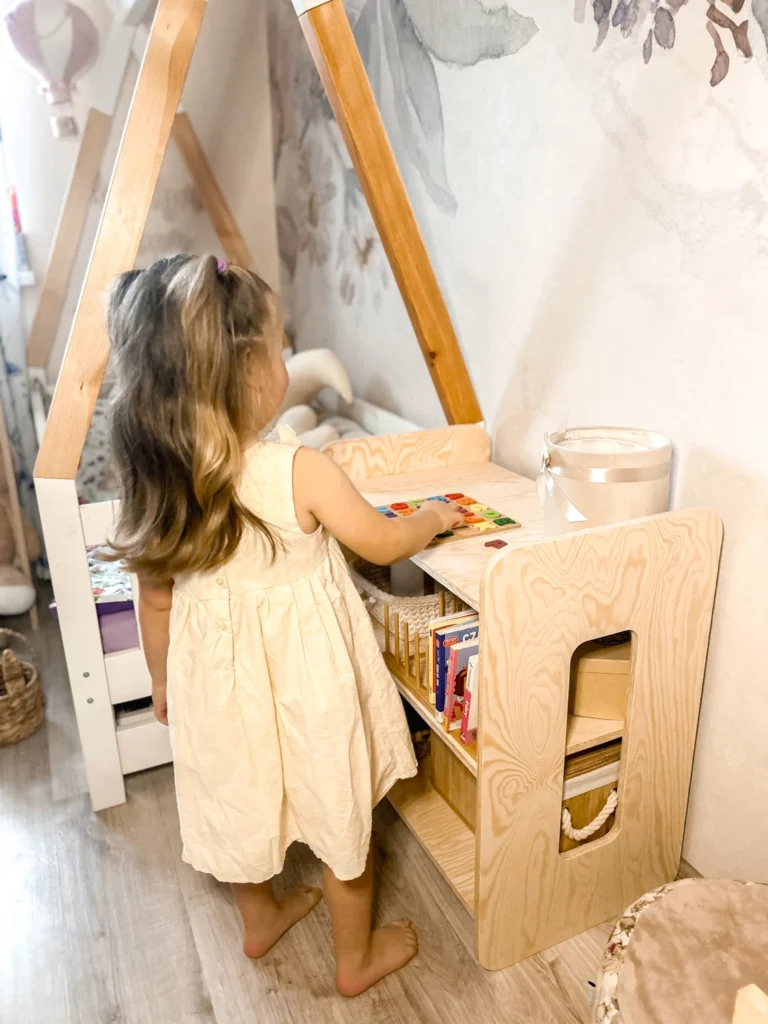 Étagère pour enfants en bois avec trois tablettes fabriquée en contreplaqué de pin dans une chambre d’enfant