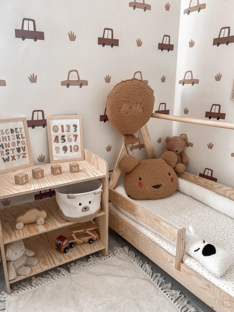 Étagère pour enfants en bois avec trois tablettes fabriquée en contreplaqué de pin dans une chambre d’enfant