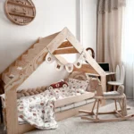 Lit enfant en forme de maison en fabriqué contreplaqué de pin couleur bois naturel avec une fenêtre dans le toit