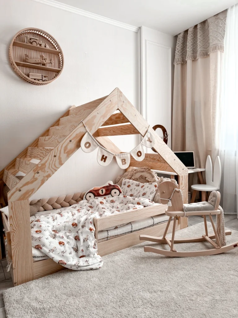 Lit enfant en forme de maison en fabriqué contreplaqué de pin couleur bois naturel avec une fenêtre dans le toit