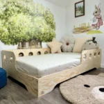 Lit enfant en bois en contreplaqué de pin couleur bois naturel dans une chambre d’enfant