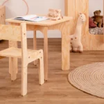 Ensemble pour enfants en bois composé d’une table et d’une chaise fabriqués en contreplaqué de pin