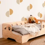Lit simple enfant en bois avec barrière de sécurité et sommier TILA 5 Montessori