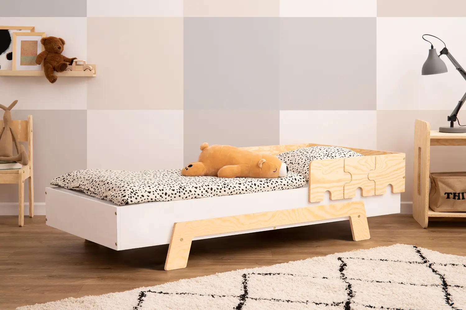 Lit simple enfant en bois avec barrière de sécurité et sommie