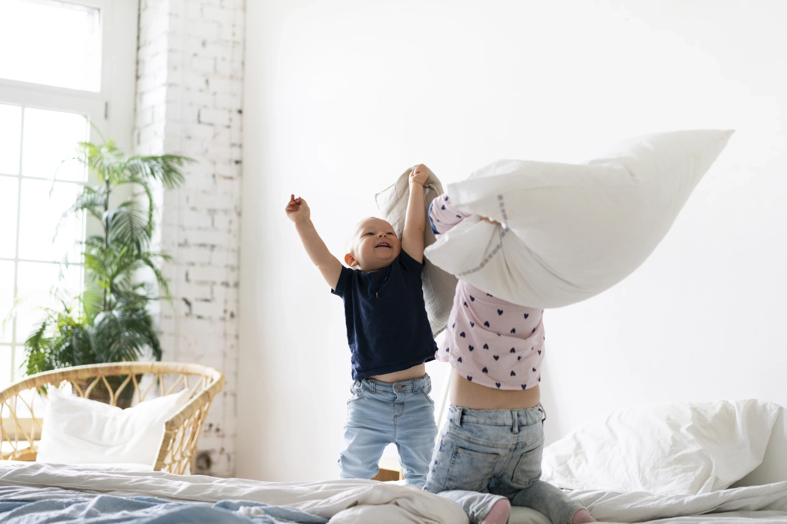 Poser le lit de bébé le guide qu'il vous faut pour la sécurité, le sommeil et l'éveil