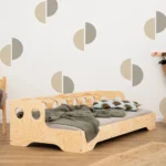 Lit simple en bois pour enfant TILA 5S avec barrière de sécurité et sommier cadre style canapé Montessori