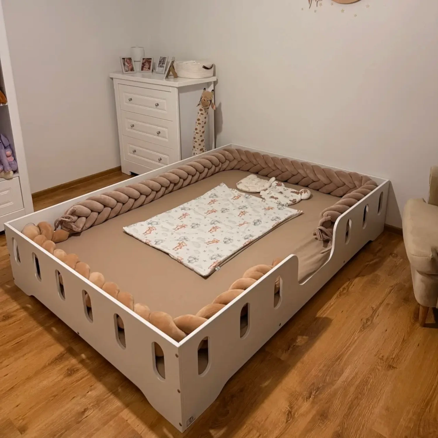 Lit simple en bois pour enfant avec barrière de sécurité