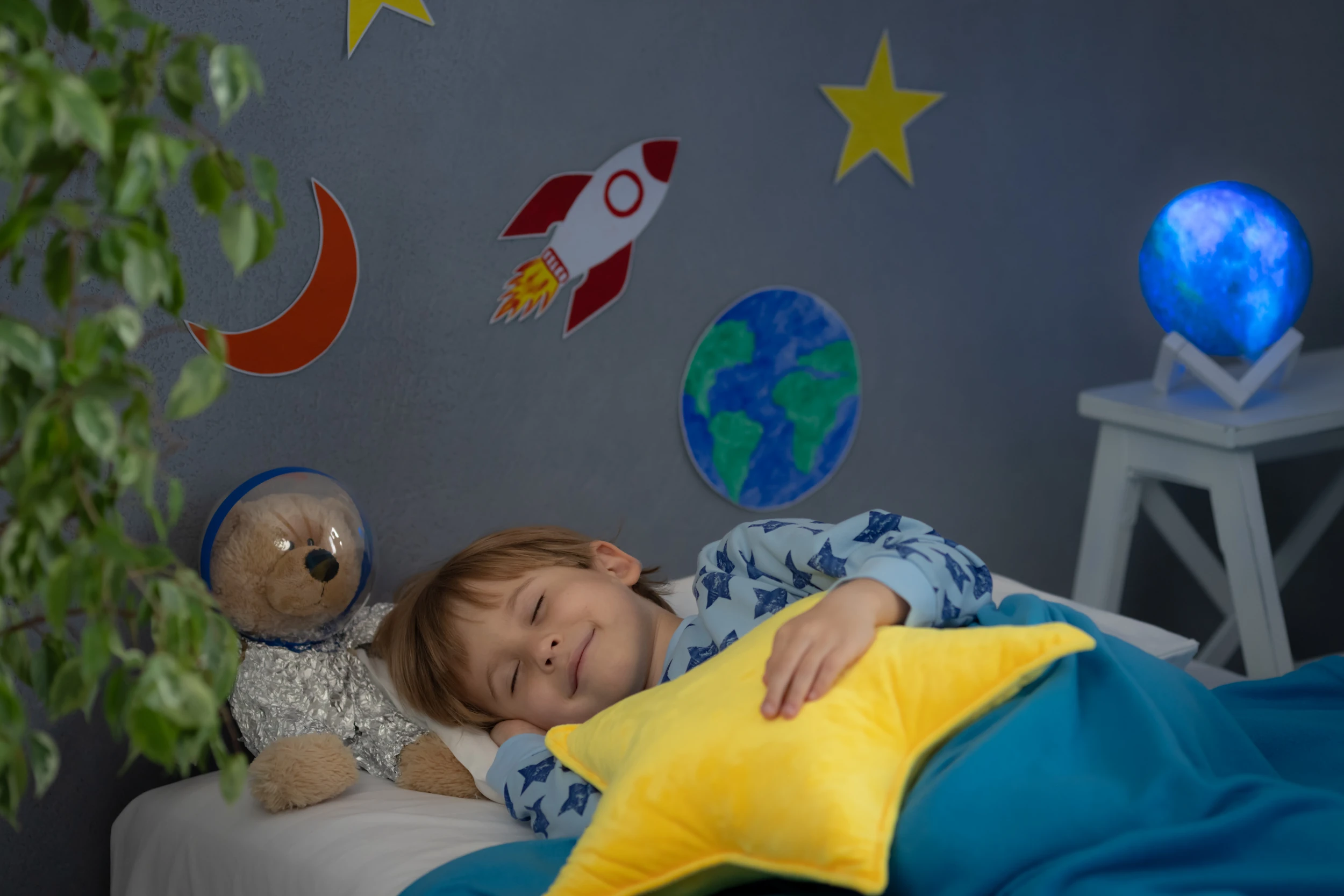 Quand mon enfant dort dans mon lit pourquoi et comment l'aider à dormir seul