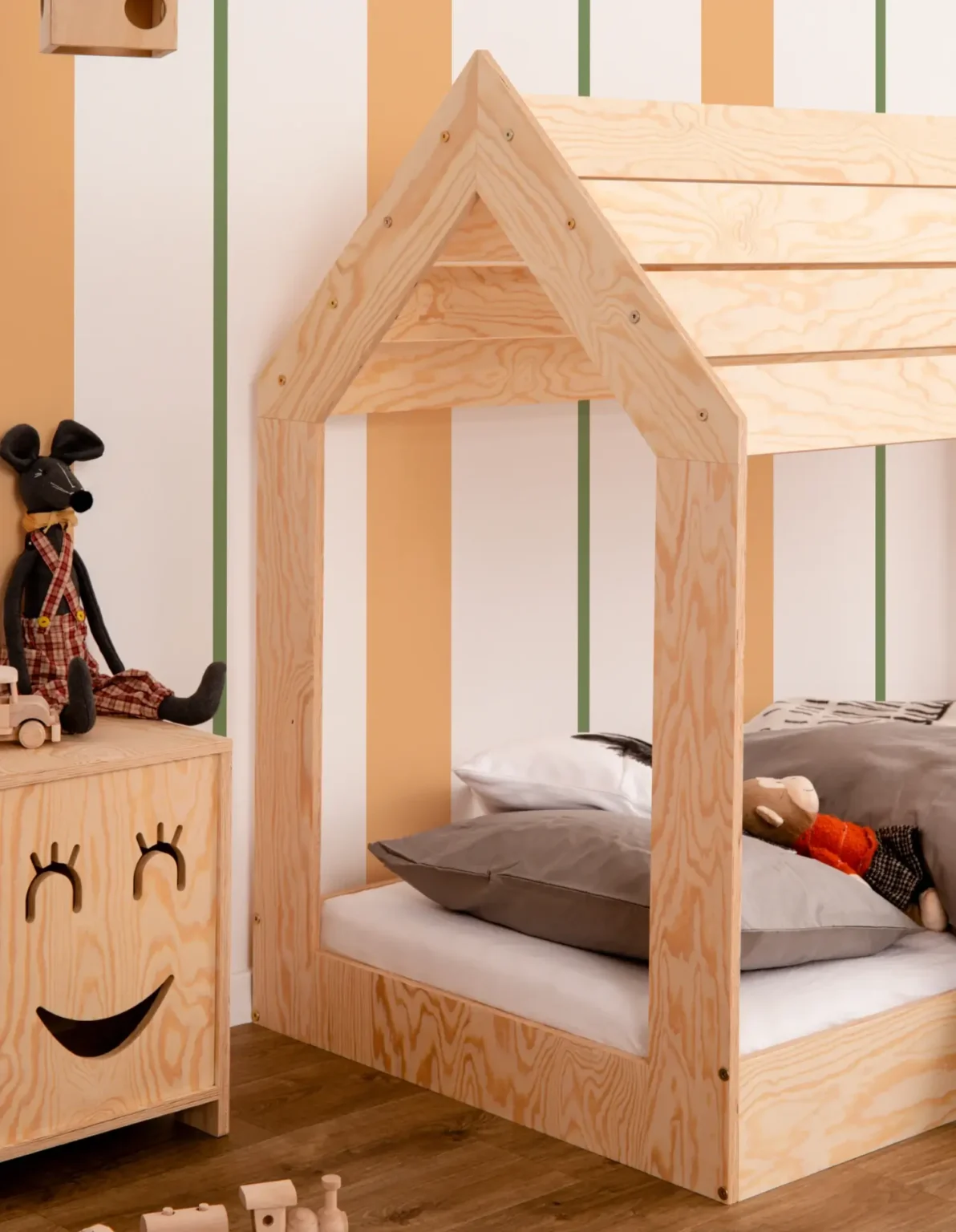 Lit cabane en bois pour enfant avec structure basse et sommier MOON M Montessori