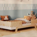 Lit Puzzle BR2 blanc avec deux barrières en forme de puzzle, dans une chambre d’enfant bleu et blanc lumineuse avec décorations.