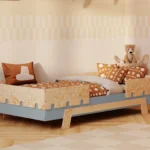 Lit Puzzle BR2 bleu dans une chambre d’enfant lumineuse avec décorations et literie douillette
