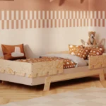 Lit d’enfant PUZZLE BR2 couleur cachemire dans une chambre lumineuse, décoré avec des coussins et une literie, parfait pour la lecture et la détente des enfants.