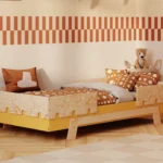 Lit d’enfant PUZZLE BR2 couleur moutarde dans une chambre lumineuse, décoré avec des coussins et une literie, parfait pour la lecture et les jeux des enfants.