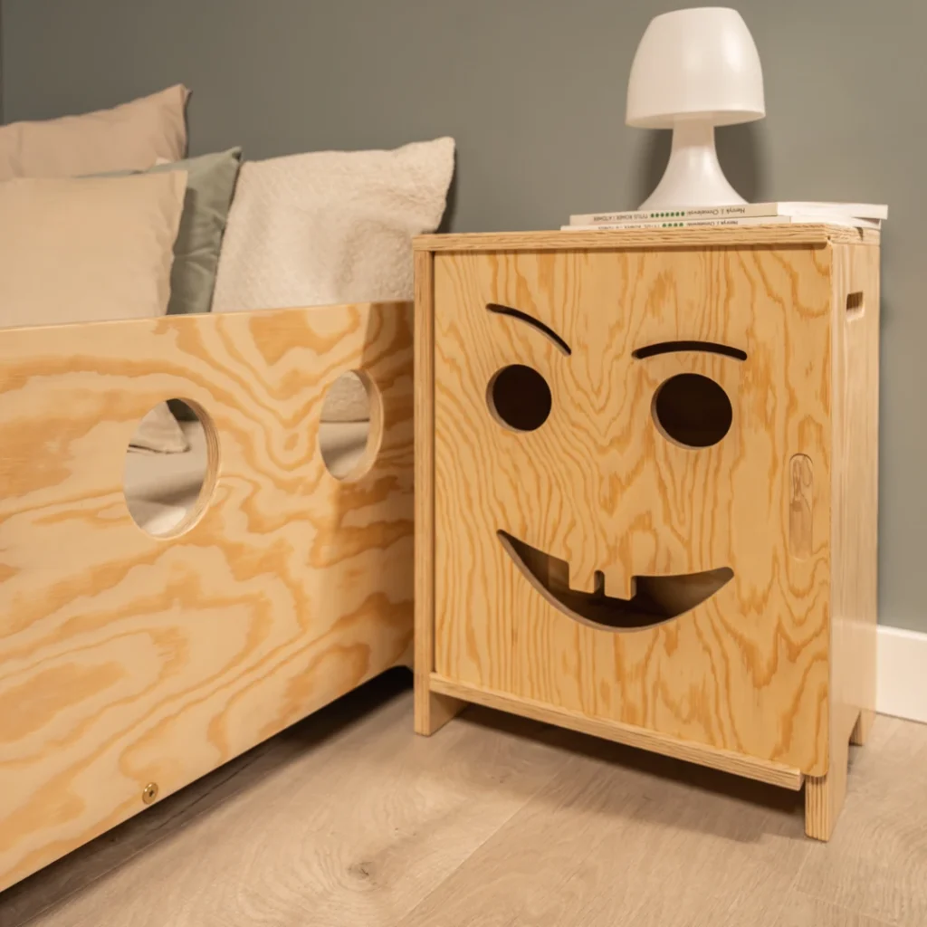 Étagère pour enfants en bois avec trois tablettes fabriquée en contreplaqué de pin dans une chambre d’enfant