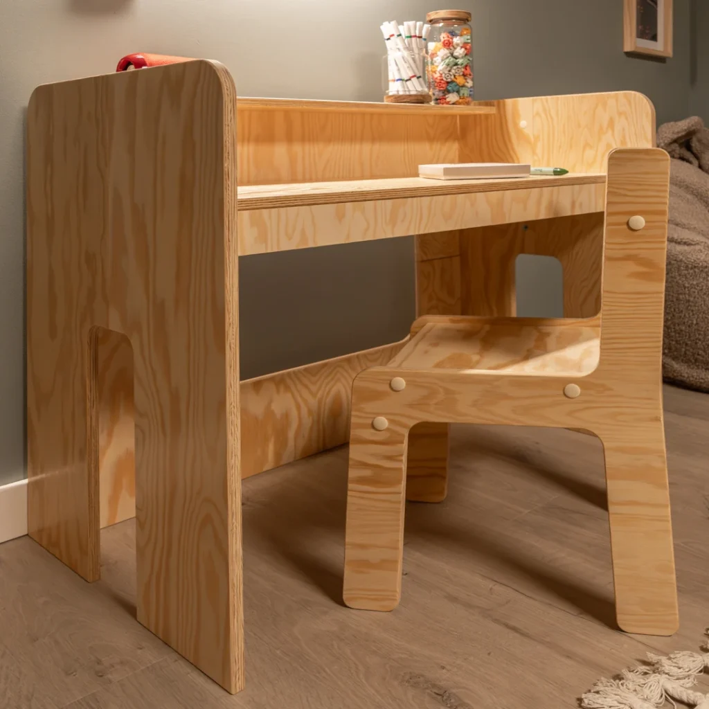 Étagère pour enfants en bois avec trois tablettes fabriquée en contreplaqué de pin dans une chambre d’enfant