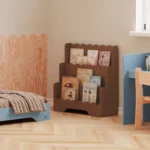 Bibliothèque Lulu couleur chocolat près de la fenêtre, lit et bureau bleus