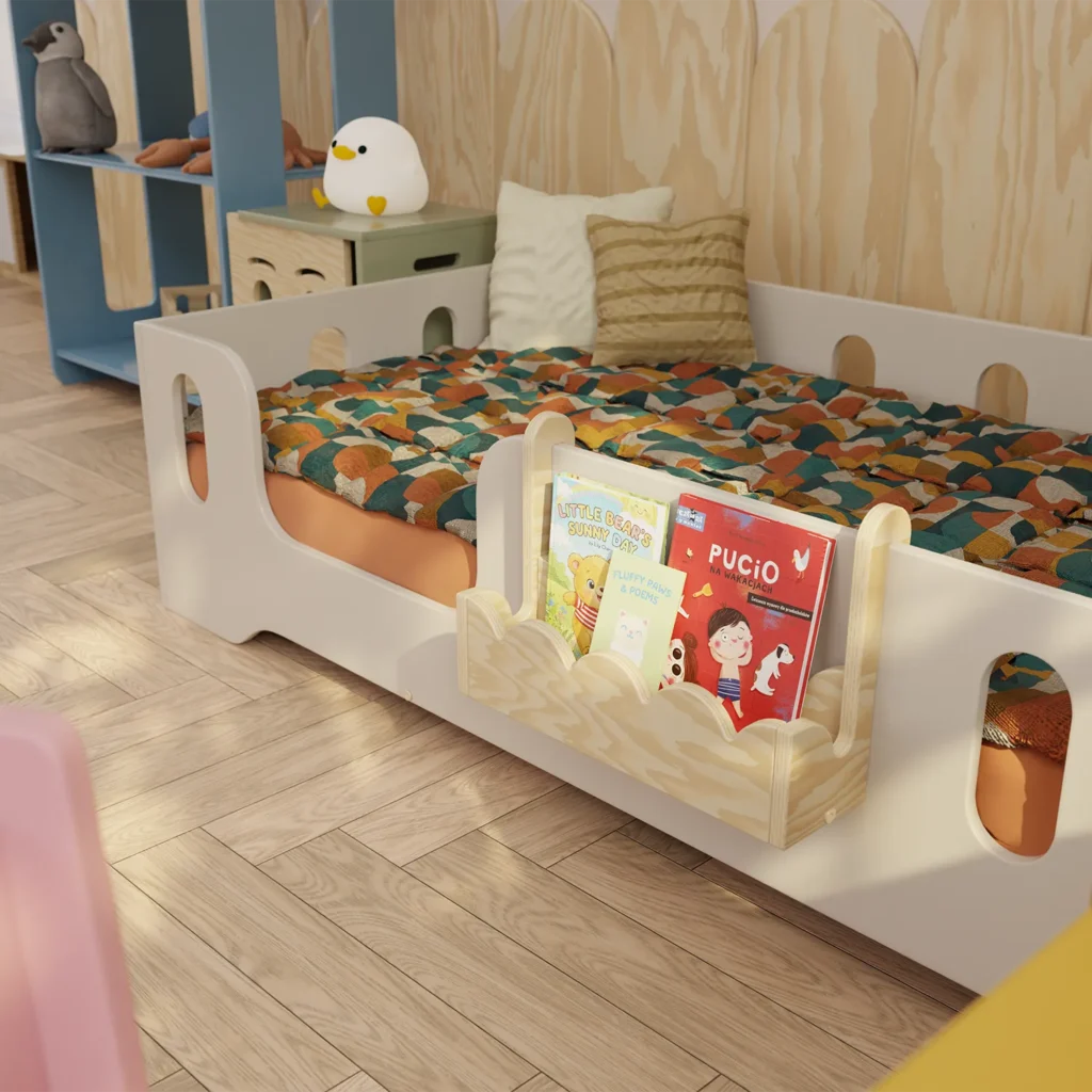 Décoration Lulu en bois naturel sur lit d’enfant, chambre Montessori colorée.