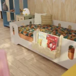 Décoration Lulu en bois naturel sur lit d’enfant, chambre Montessori colorée.
