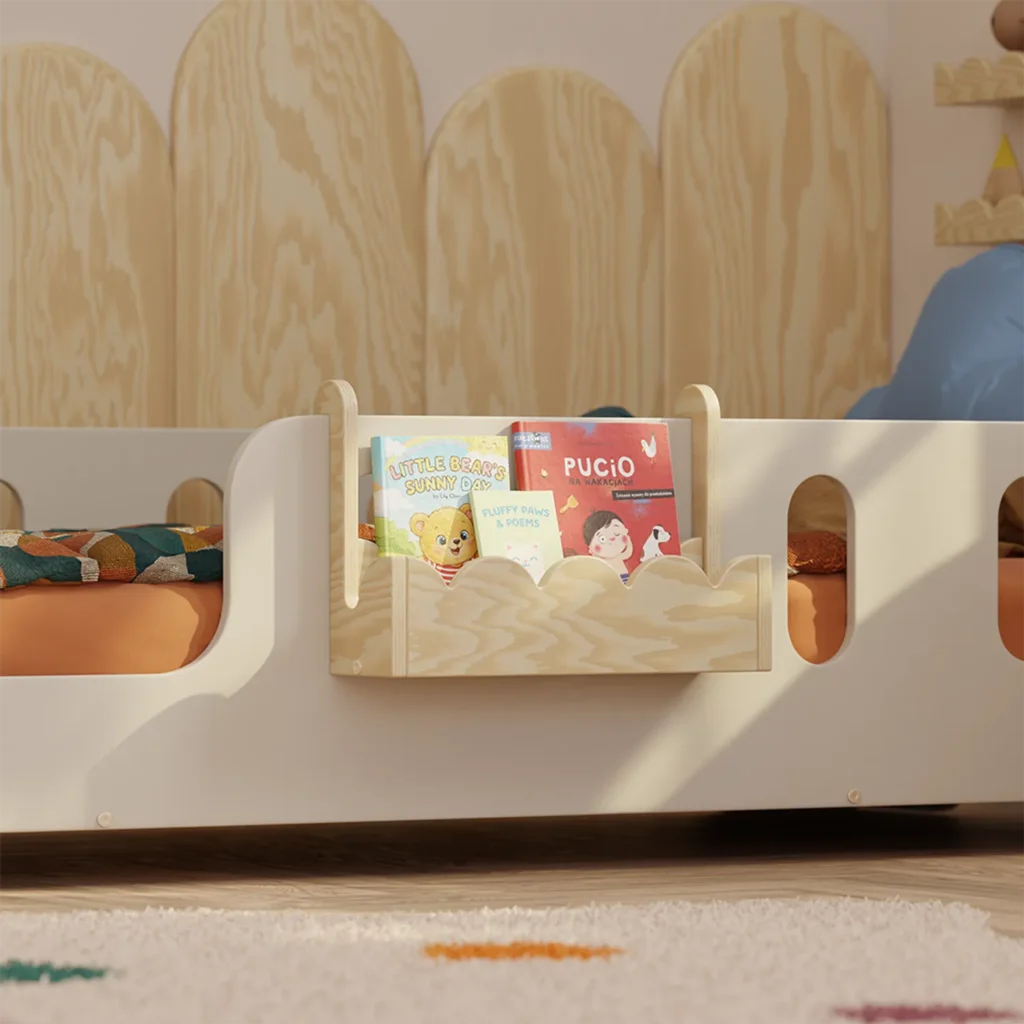 Zoom sur l’Étagère suspendue LULI Montessori en bois naturel, chambre d’enfant lumineuse, rangement pour livres et jouets.