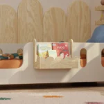 Zoom sur l’Étagère suspendue LULI Montessori en bois naturel, chambre d’enfant lumineuse, rangement pour livres et jouets.