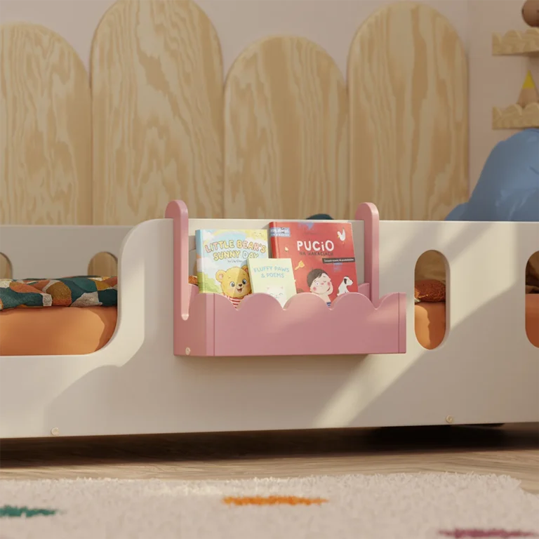 Zoom sur l’Étagère suspendue LULI Montessori rose, chambre d’enfant lumineuse, étagère pratique et colorée.