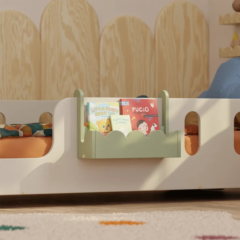 Zoom sur l’Étagère suspendue LULI Montessori verte, chambre d’enfant lumineuse, étagère pratique pour livres.