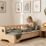 Lit enfant TILA 5S style Montessori en bois naturel – petite fille lisant un livre dans une chambre d'enfant cosy