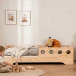 Chambre enfant avec un lit Montessori TILA 5 en bois naturel – garçon jouant avec des blocs en bois à côté de son lit
