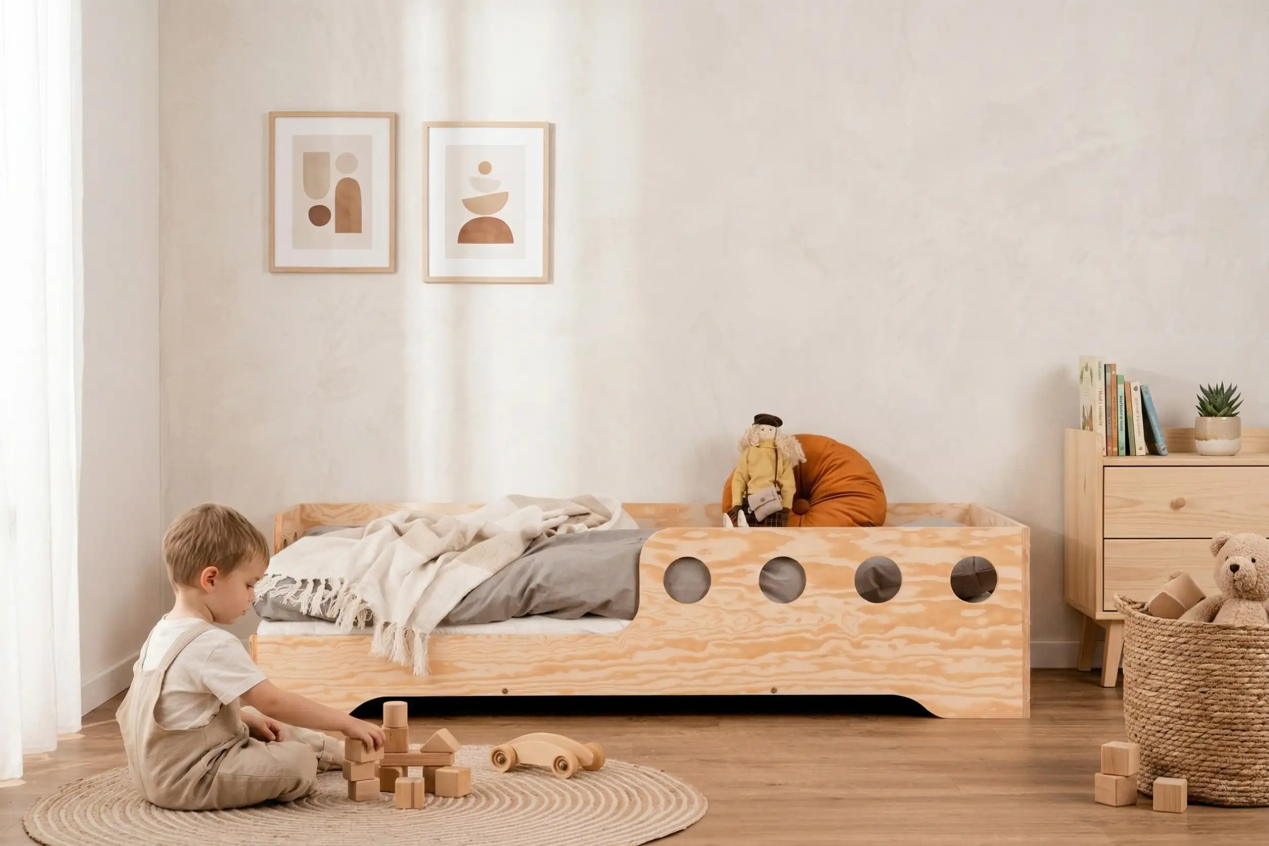 Chambre enfant avec un lit Montessori TILA 5 en bois naturel – garçon jouant avec des blocs en bois à côté de son lit