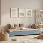 Chambre enfant chaleureuse avec un lit Montessori TILA 8 bas bleu - enfant jouant avec des blocs en bois sur un tapis doux