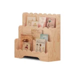 Bibliothèque pour enfants LULU en bois, couleur naturelle, sur fond blanc, remplie de livres, inspirée de la méthode Montessori.