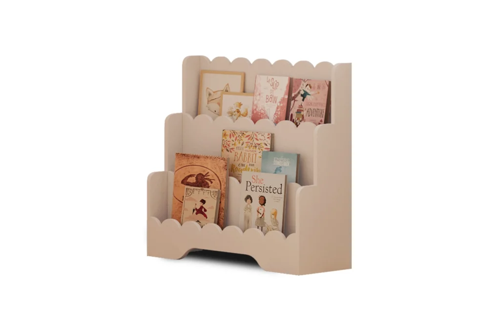 Bibliothèque pour enfants LULU en bois, couleur cachemire, sur fond blanc, remplie de livres, inspirée de la méthode Montessori.