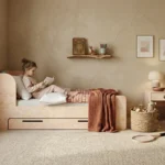 Chambre enfant avec un lit FLOU D en bois naturel avec tiroir – petite fille lisant un livre confortablement installée dans son lit en contreplaqué de pin